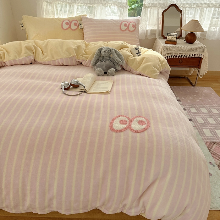 91家纺网 家纺一手货源 找家纺 桃子家居 2025新款A类ins毛巾绣显眼包撞色格子玛卡龙加厚牛奶绒织标四件套-小清新图 绒-显眼包粉条黄