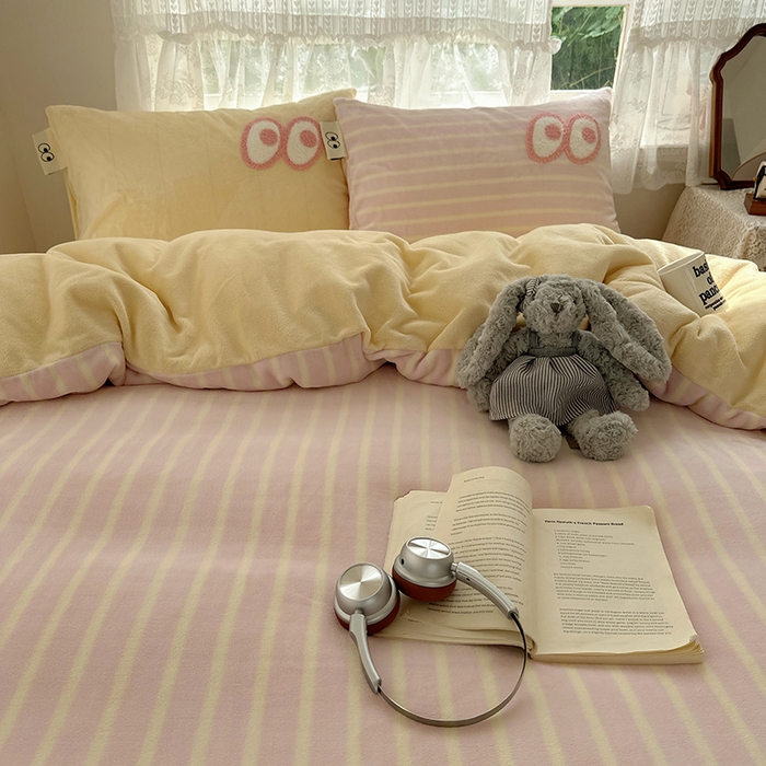 91家纺网 家纺一手货源 找家纺 桃子家居 2025新款A类ins毛巾绣显眼包撞色格子玛卡龙加厚牛奶绒织标四件套-小清新图 绒-显眼包粉条黄