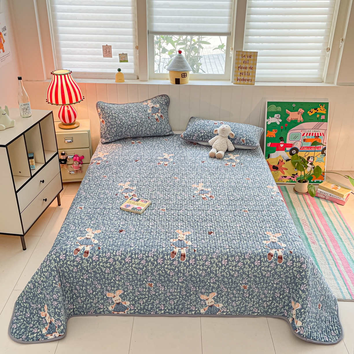 91家纺网 家纺一手货源 找家纺 贝扬思家纺 2025新款高克重牛奶绒豆豆被套床盖四件套-悦心系列 悦心-背带兔