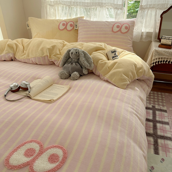 91家纺网 家纺一手货源 找家纺 桃子家居 2025新款A类ins毛巾绣显眼包撞色格子玛卡龙加厚牛奶绒织标四件套-小清新图 绒-显眼包粉条黄