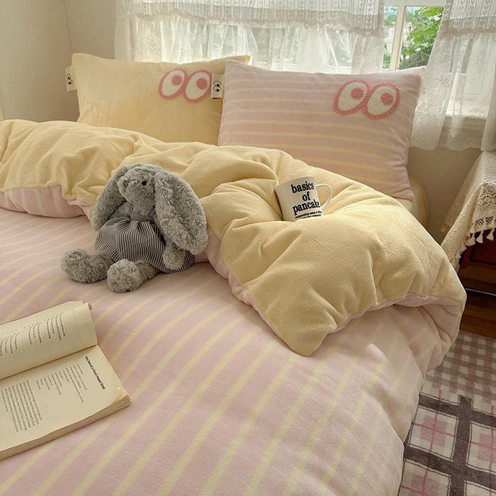 91家纺网 家纺一手货源 找家纺 桃子家居 2025新款A类ins毛巾绣显眼包撞色格子玛卡龙加厚牛奶绒织标四件套-小清新图 绒-显眼包粉条黄