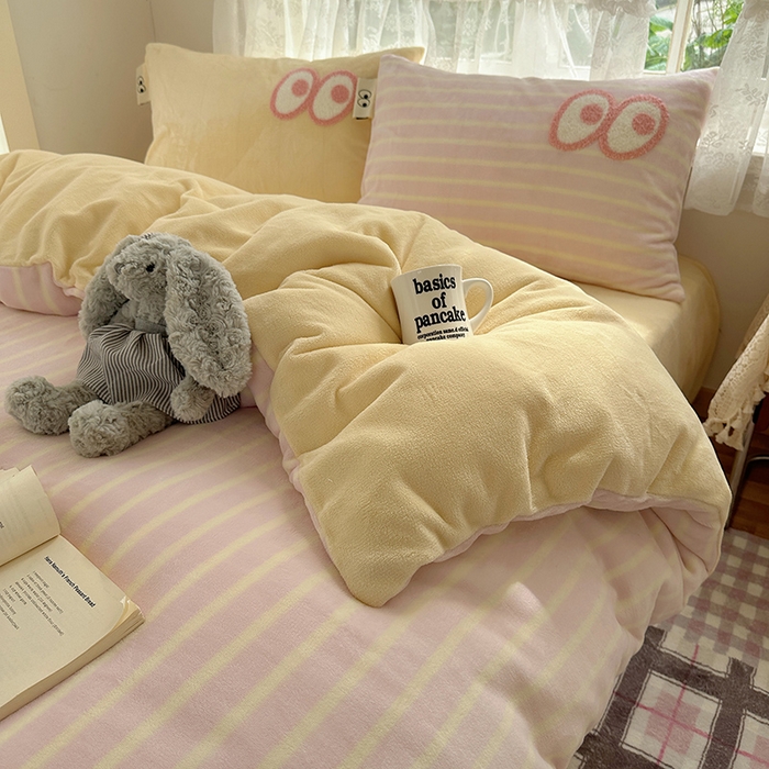 91家纺网 家纺一手货源 找家纺 桃子家居 2025新款A类ins毛巾绣显眼包撞色格子玛卡龙加厚牛奶绒织标四件套-小清新图 绒-显眼包粉条黄