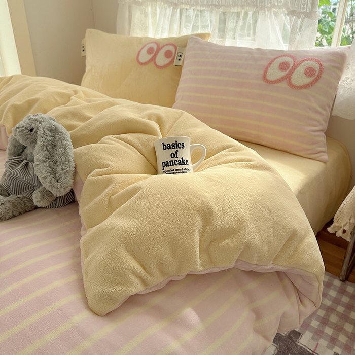 91家纺网 家纺一手货源 找家纺 桃子家居 2025新款A类ins毛巾绣显眼包撞色格子玛卡龙加厚牛奶绒织标四件套-小清新图 绒-显眼包粉条黄