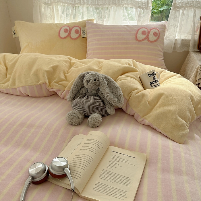 91家纺网 家纺一手货源 找家纺 桃子家居 2025新款A类ins毛巾绣显眼包撞色格子玛卡龙加厚牛奶绒织标四件套-小清新图 绒-显眼包粉条黄