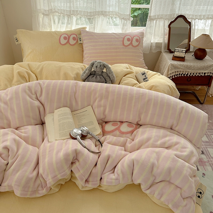 91家纺网 家纺一手货源 找家纺 桃子家居 2025新款A类ins毛巾绣显眼包撞色格子玛卡龙加厚牛奶绒织标四件套-小清新图 绒-显眼包粉条黄