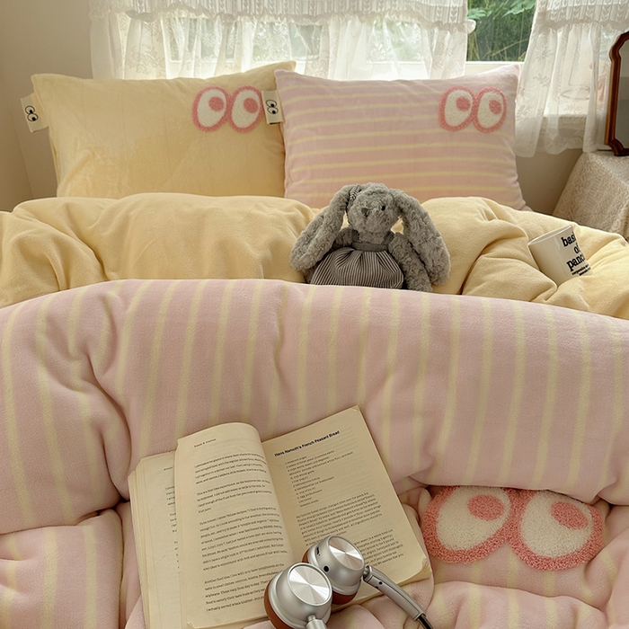 91家纺网 家纺一手货源 找家纺 桃子家居 2025新款A类ins毛巾绣显眼包撞色格子玛卡龙加厚牛奶绒织标四件套-小清新图 绒-显眼包粉条黄