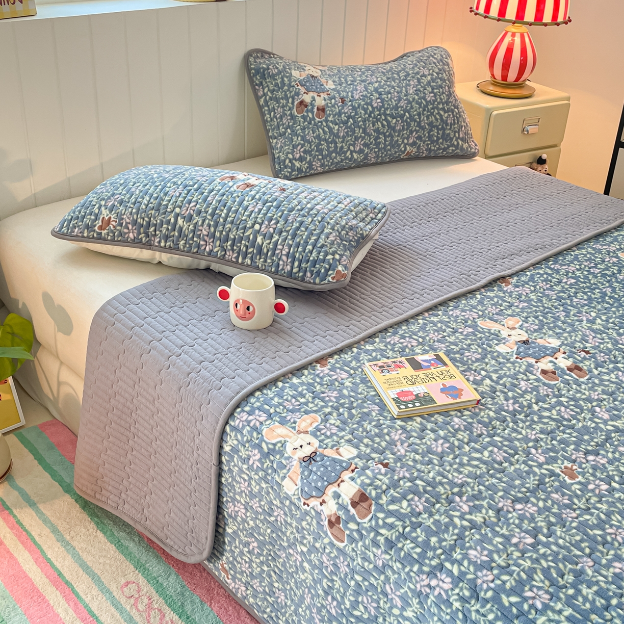 91家纺网 家纺一手货源 找家纺 贝扬思家纺 2025新款高克重牛奶绒豆豆被套床盖四件套-悦心系列 悦心-背带兔