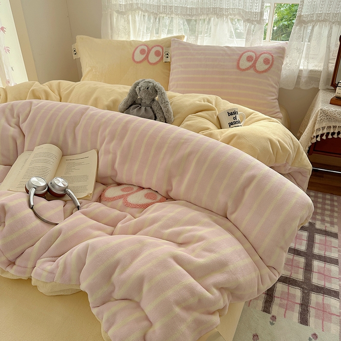 91家纺网 家纺一手货源 找家纺 桃子家居 2025新款A类ins毛巾绣显眼包撞色格子玛卡龙加厚牛奶绒织标四件套-小清新图 绒-显眼包粉条黄