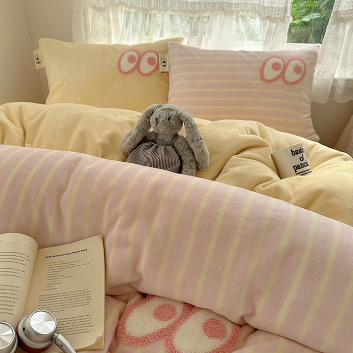 91家纺网 家纺一手货源 找家纺 桃子家居 2025新款A类ins毛巾绣显眼包撞色格子玛卡龙加厚牛奶绒织标四件套-小清新图 绒-显眼包粉条黄