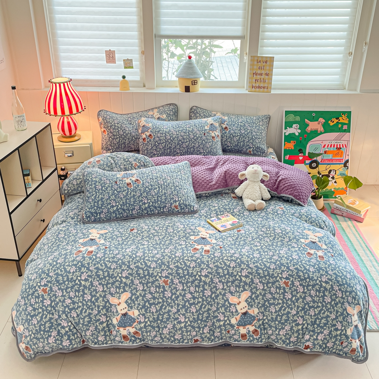 91家纺网 家纺一手货源 找家纺 贝扬思家纺 2025新款高克重牛奶绒豆豆被套床盖四件套-悦心系列 悦心-背带兔