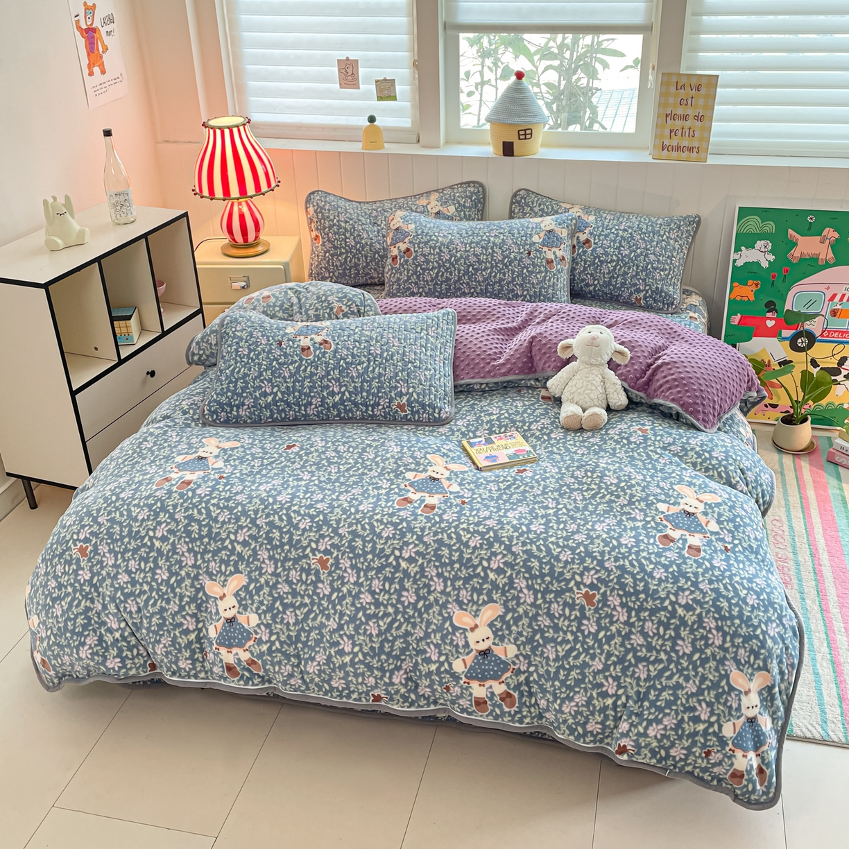 91家纺网 家纺一手货源 找家纺 贝扬思家纺 2025新款高克重牛奶绒豆豆被套床盖四件套-悦心系列 悦心-背带兔