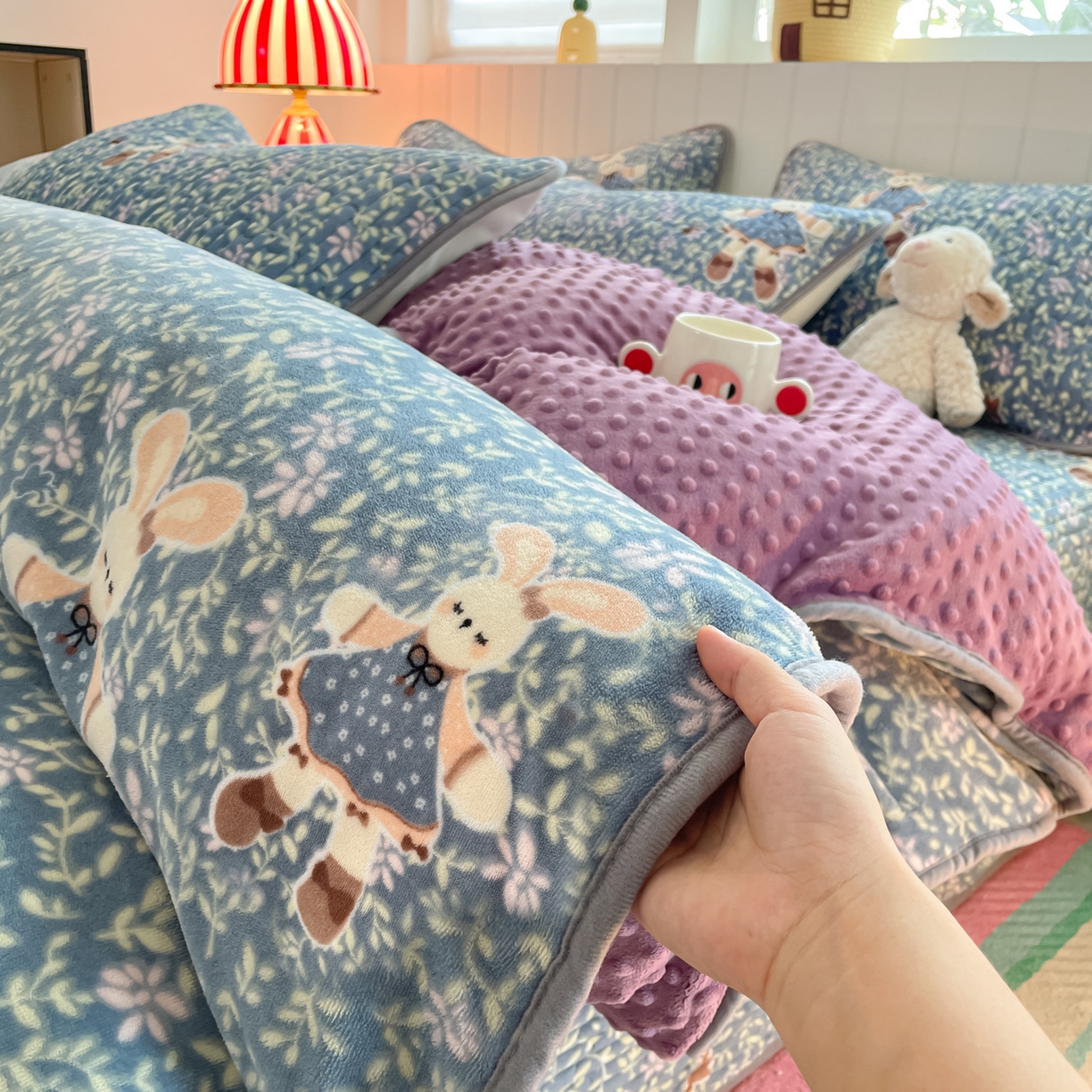 91家纺网 家纺一手货源 找家纺 贝扬思家纺 2025新款高克重牛奶绒豆豆被套床盖四件套-悦心系列 悦心-背带兔