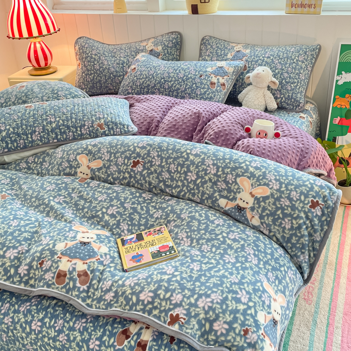 91家纺网 家纺一手货源 找家纺 贝扬思家纺 2025新款高克重牛奶绒豆豆被套床盖四件套-悦心系列 悦心-背带兔