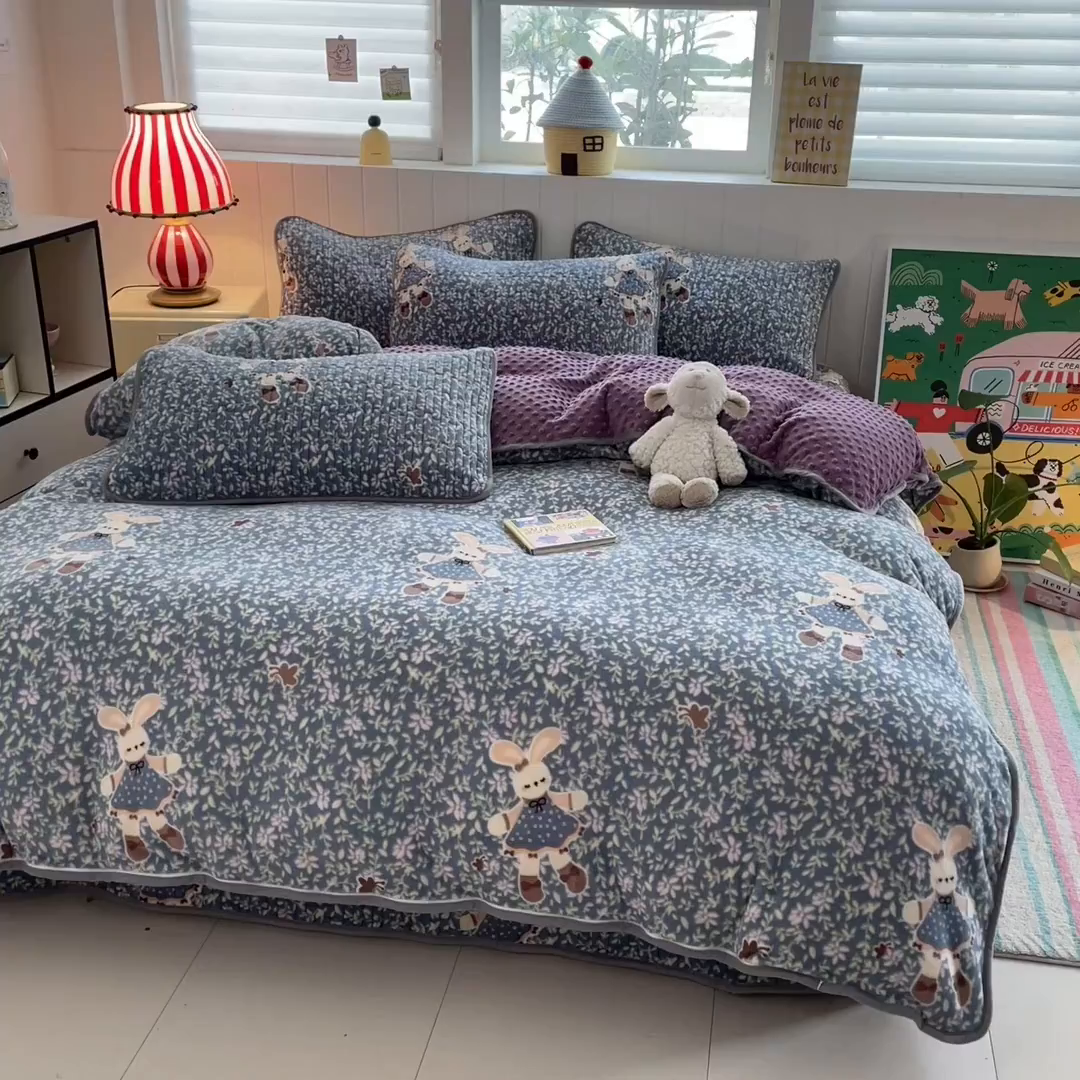 91家纺网 家纺一手货源 找家纺 贝扬思家纺 2025新款高克重牛奶绒豆豆被套床盖四件套-悦心系列 悦心-背带兔