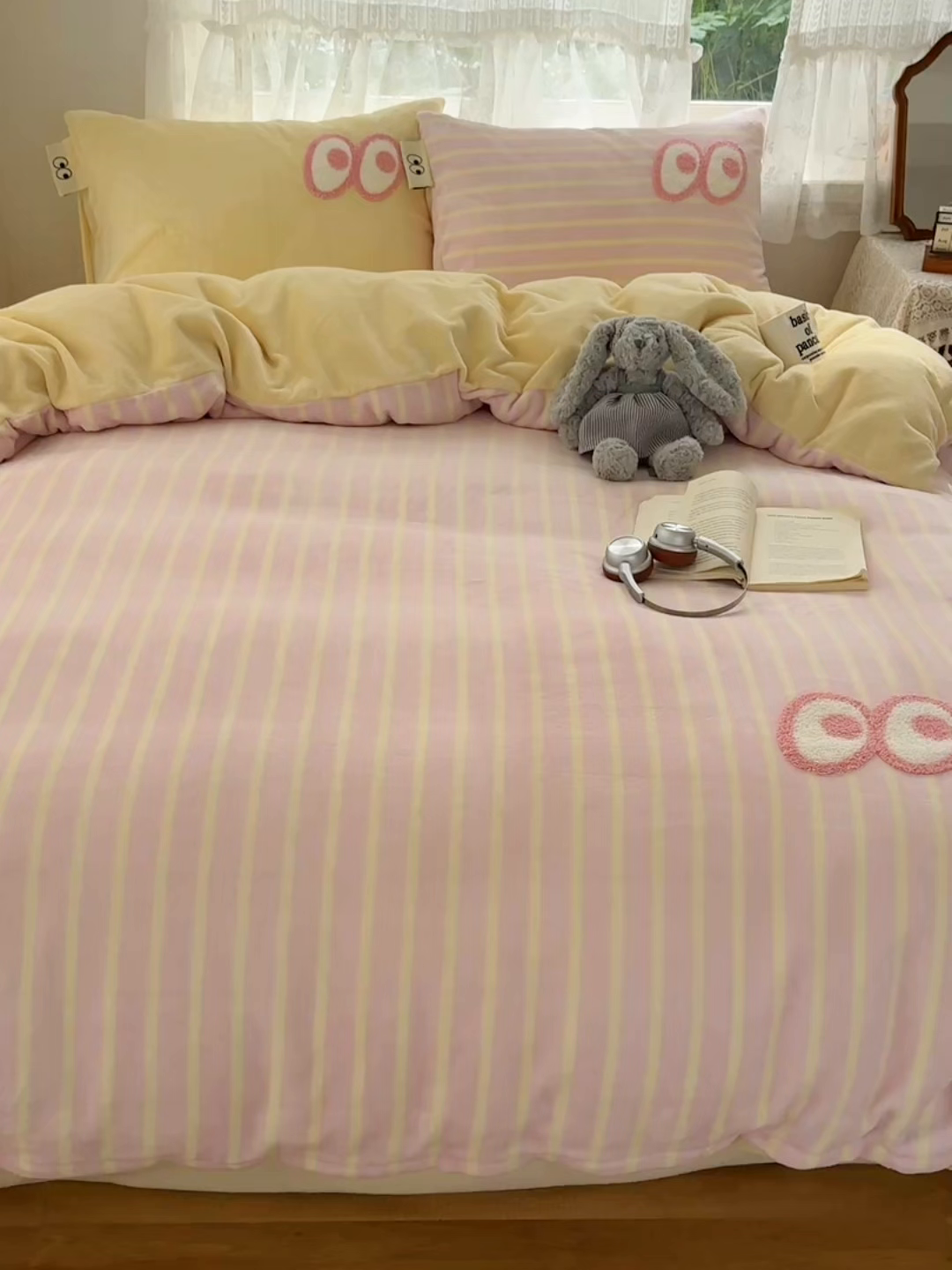 91家纺网 家纺一手货源 找家纺 桃子家居 2025新款A类ins毛巾绣显眼包撞色格子玛卡龙加厚牛奶绒织标四件套-小清新图 绒-显眼包粉条黄