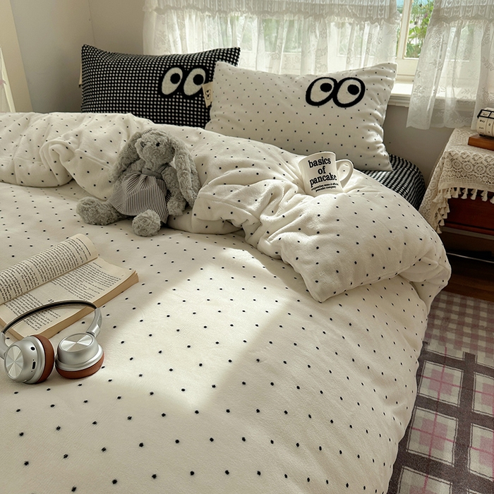 91家纺网 家纺一手货源 找家纺 桃子家居 2025新款A类ins毛巾绣显眼包撞色格子玛卡龙加厚牛奶绒织标四件套-小清新图 绒-显眼包黑白格