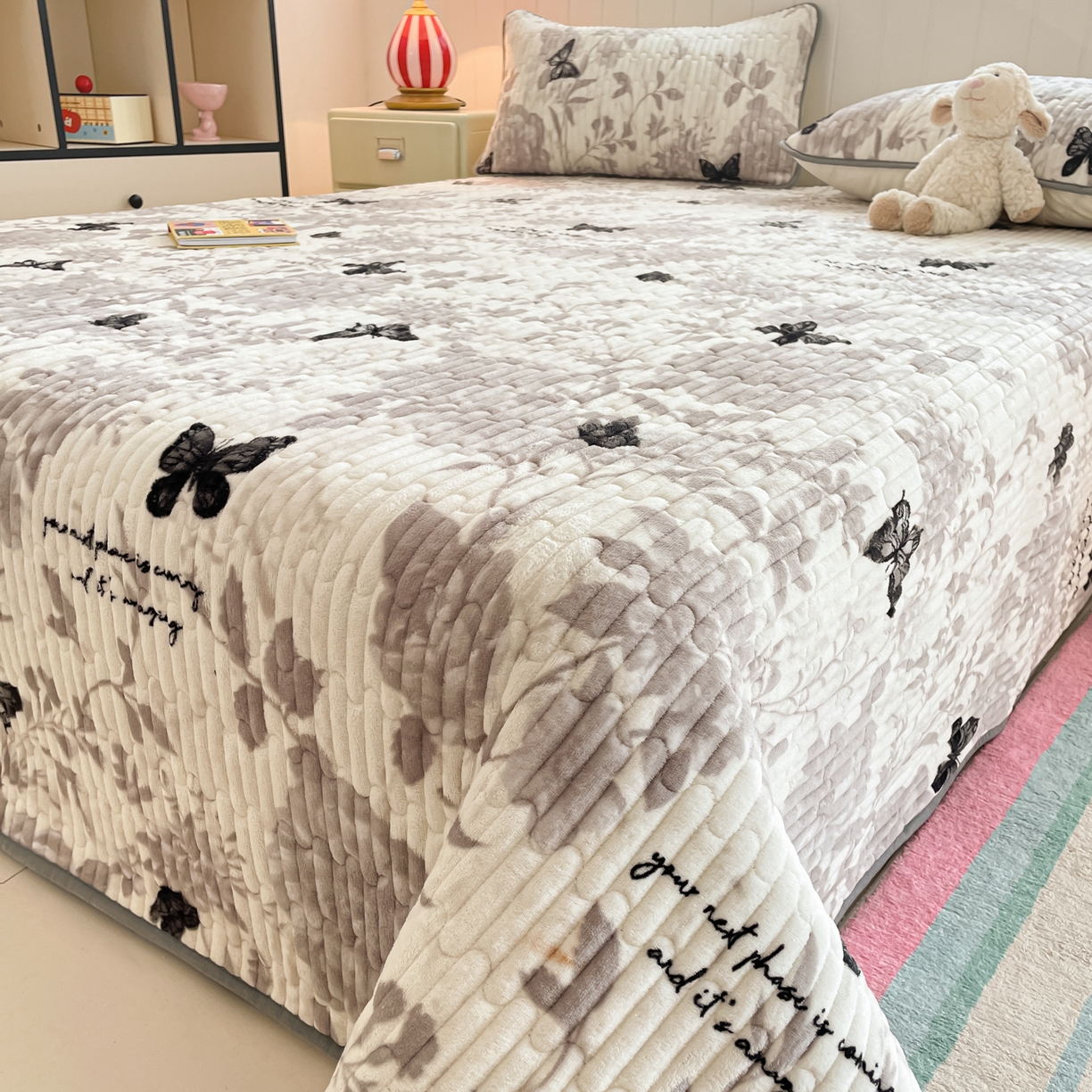 91家纺网 家纺一手货源 找家纺 贝扬思家纺 2025新款高克重牛奶绒豆豆被套床盖四件套-悦心系列 悦心-蝶赴卉