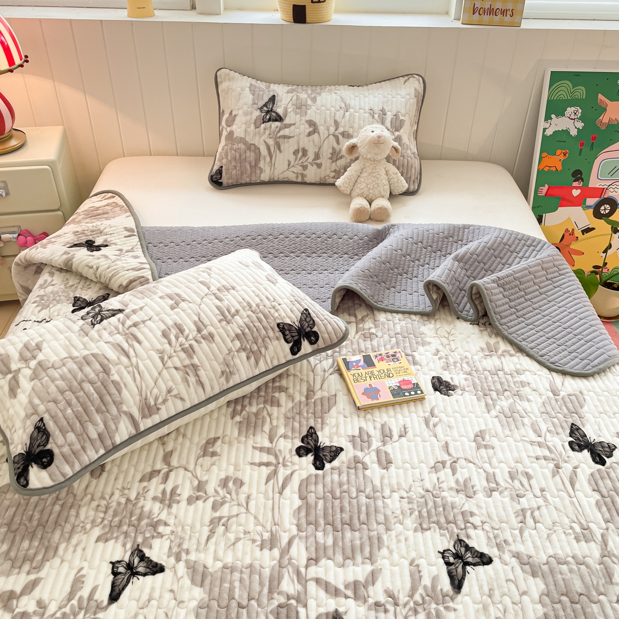 91家纺网 家纺一手货源 找家纺 贝扬思家纺 2025新款高克重牛奶绒豆豆被套床盖四件套-悦心系列 悦心-蝶赴卉