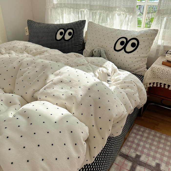 91家纺网 家纺一手货源 找家纺 桃子家居 2025新款A类ins毛巾绣显眼包撞色格子玛卡龙加厚牛奶绒织标四件套-小清新图 绒-显眼包黑白格