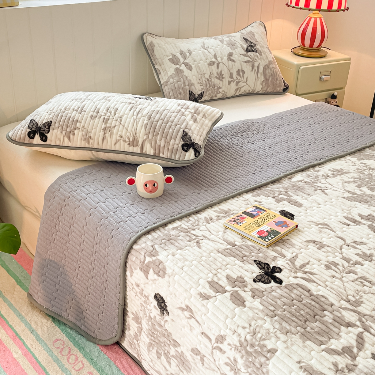 91家纺网 家纺一手货源 找家纺 贝扬思家纺 2025新款高克重牛奶绒豆豆被套床盖四件套-悦心系列 悦心-蝶赴卉