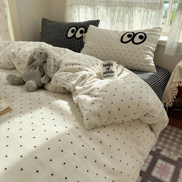 91家纺网 家纺一手货源 找家纺 桃子家居 2025新款A类ins毛巾绣显眼包撞色格子玛卡龙加厚牛奶绒织标四件套-小清新图 绒-显眼包黑白格