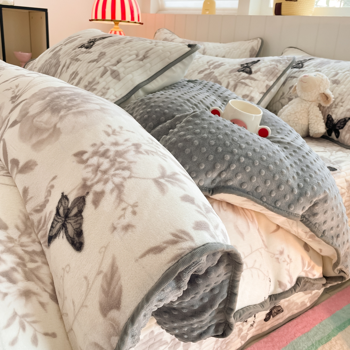 91家纺网 家纺一手货源 找家纺 贝扬思家纺 2025新款高克重牛奶绒豆豆被套床盖四件套-悦心系列 悦心-蝶赴卉