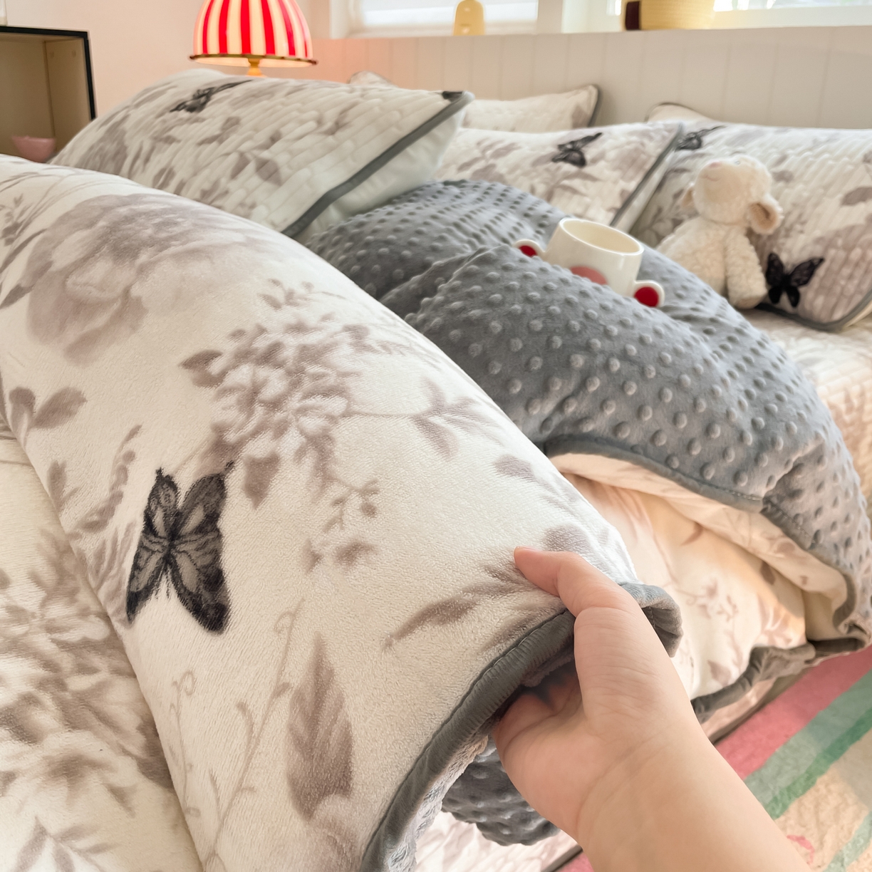 91家纺网 家纺一手货源 找家纺 贝扬思家纺 2025新款高克重牛奶绒豆豆被套床盖四件套-悦心系列 悦心-蝶赴卉