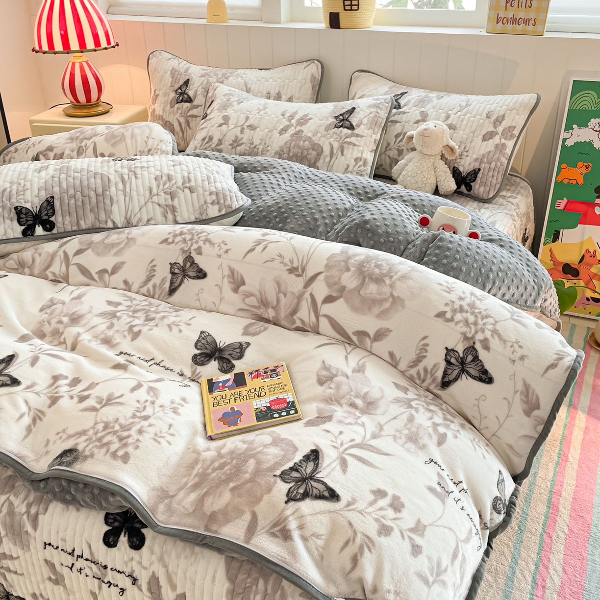 91家纺网 家纺一手货源 找家纺 贝扬思家纺 2025新款高克重牛奶绒豆豆被套床盖四件套-悦心系列 悦心-蝶赴卉