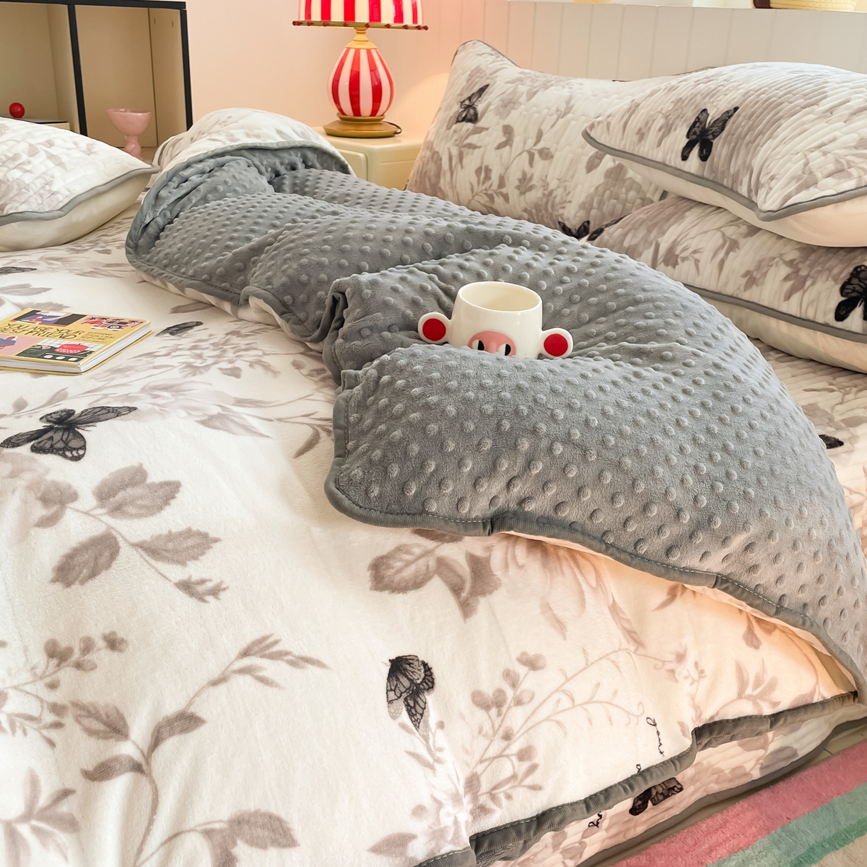 91家纺网 家纺一手货源 找家纺 贝扬思家纺 2025新款高克重牛奶绒豆豆被套床盖四件套-悦心系列 悦心-蝶赴卉