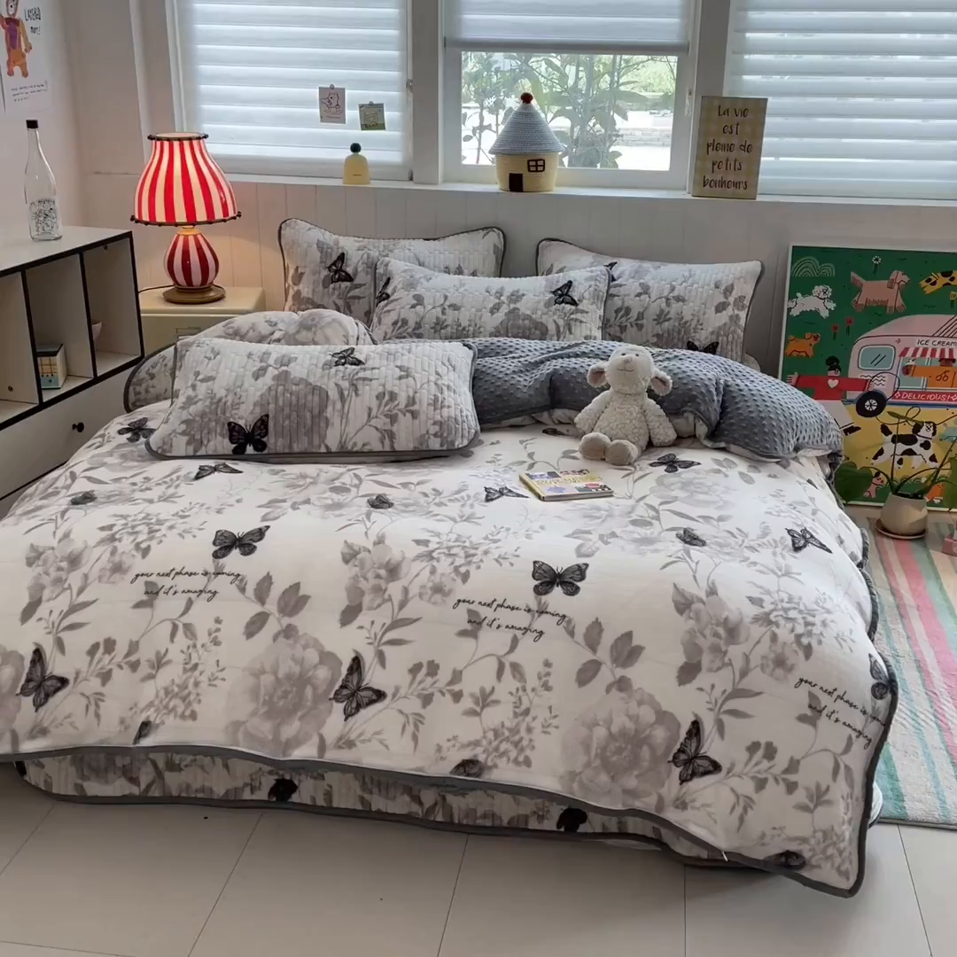 91家纺网 家纺一手货源 找家纺 贝扬思家纺 2025新款高克重牛奶绒豆豆被套床盖四件套-悦心系列 悦心-蝶赴卉