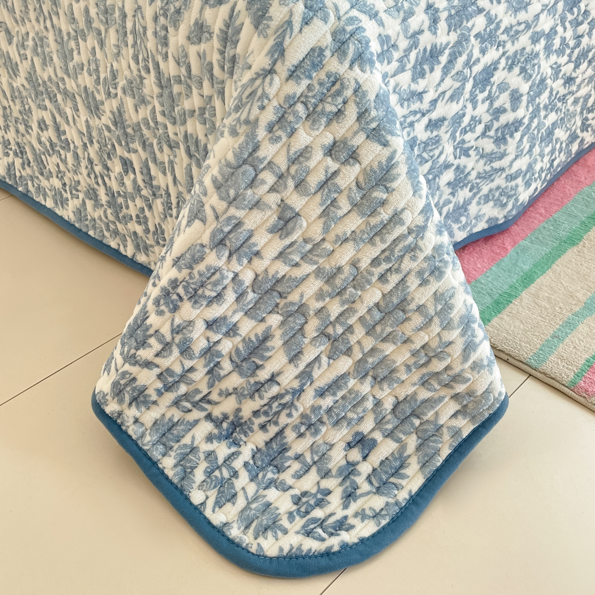 91家纺网 家纺一手货源 找家纺 贝扬思家纺 2025新款高克重牛奶绒豆豆被套床盖四件套-悦心系列 悦心-风沙沙