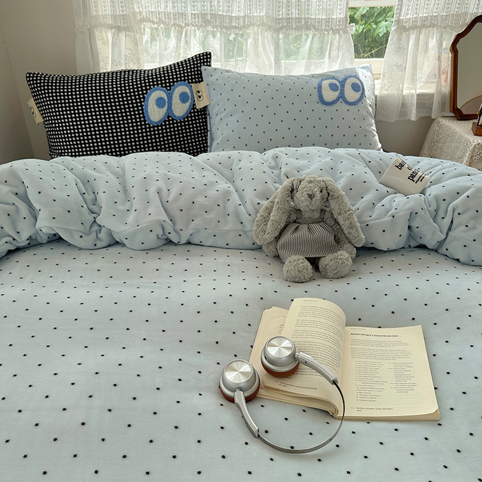 91家纺网 家纺一手货源 找家纺 桃子家居 2025新款A类ins毛巾绣显眼包撞色格子玛卡龙加厚牛奶绒织标四件套-小清新图 绒-显眼包蓝点黑格