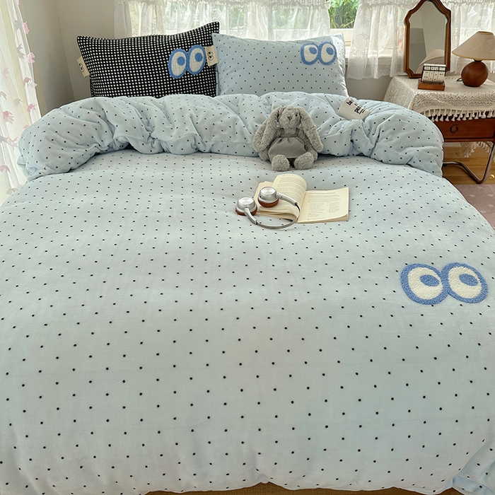 91家纺网 家纺一手货源 找家纺 桃子家居 2025新款A类ins毛巾绣显眼包撞色格子玛卡龙加厚牛奶绒织标四件套-小清新图 绒-显眼包蓝点黑格