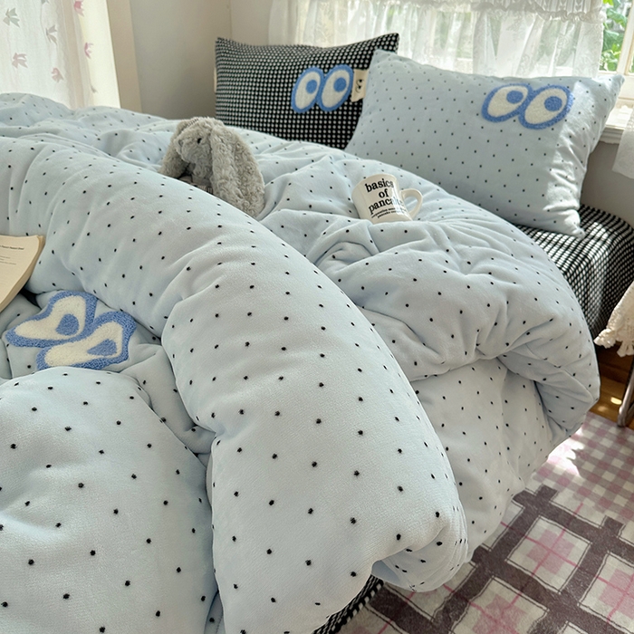 91家纺网 家纺一手货源 找家纺 桃子家居 2025新款A类ins毛巾绣显眼包撞色格子玛卡龙加厚牛奶绒织标四件套-小清新图 绒-显眼包蓝点黑格