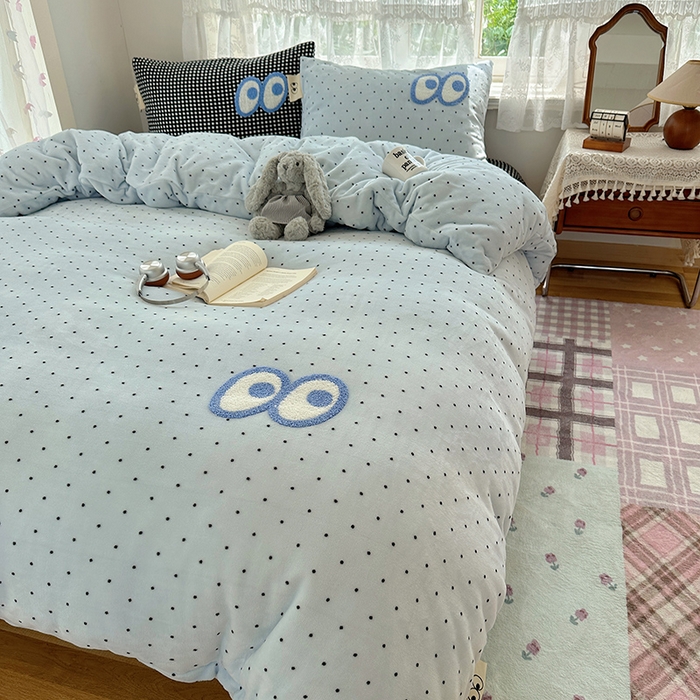 91家纺网 家纺一手货源 找家纺 桃子家居 2025新款A类ins毛巾绣显眼包撞色格子玛卡龙加厚牛奶绒织标四件套-小清新图 绒-显眼包蓝点黑格