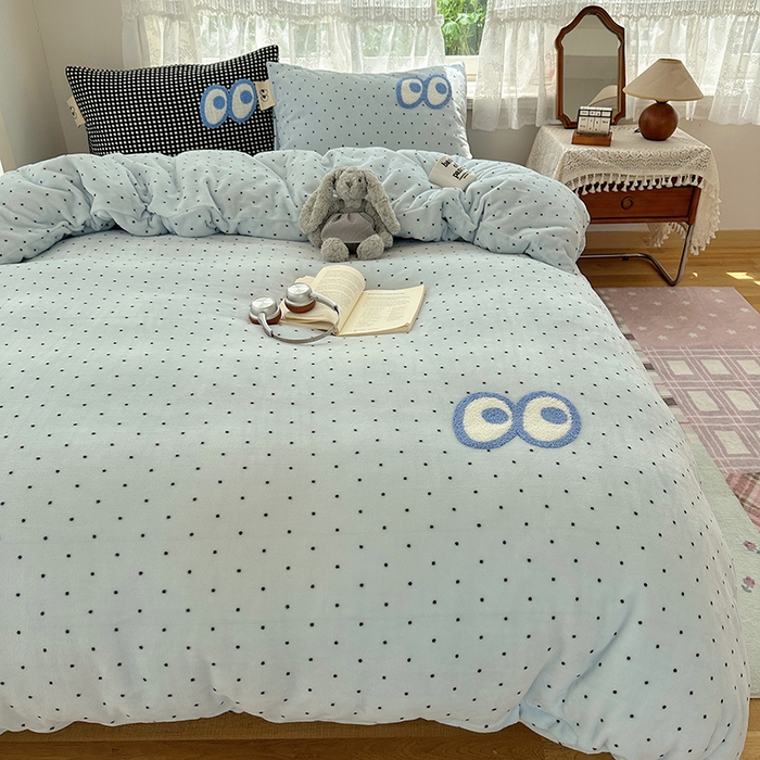 91家纺网 家纺一手货源 找家纺 桃子家居 2025新款A类ins毛巾绣显眼包撞色格子玛卡龙加厚牛奶绒织标四件套-小清新图 绒-显眼包蓝点黑格