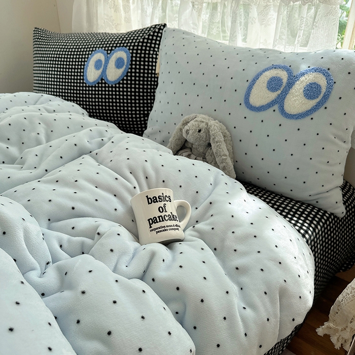 91家纺网 家纺一手货源 找家纺 桃子家居 2025新款A类ins毛巾绣显眼包撞色格子玛卡龙加厚牛奶绒织标四件套-小清新图 绒-显眼包蓝点黑格