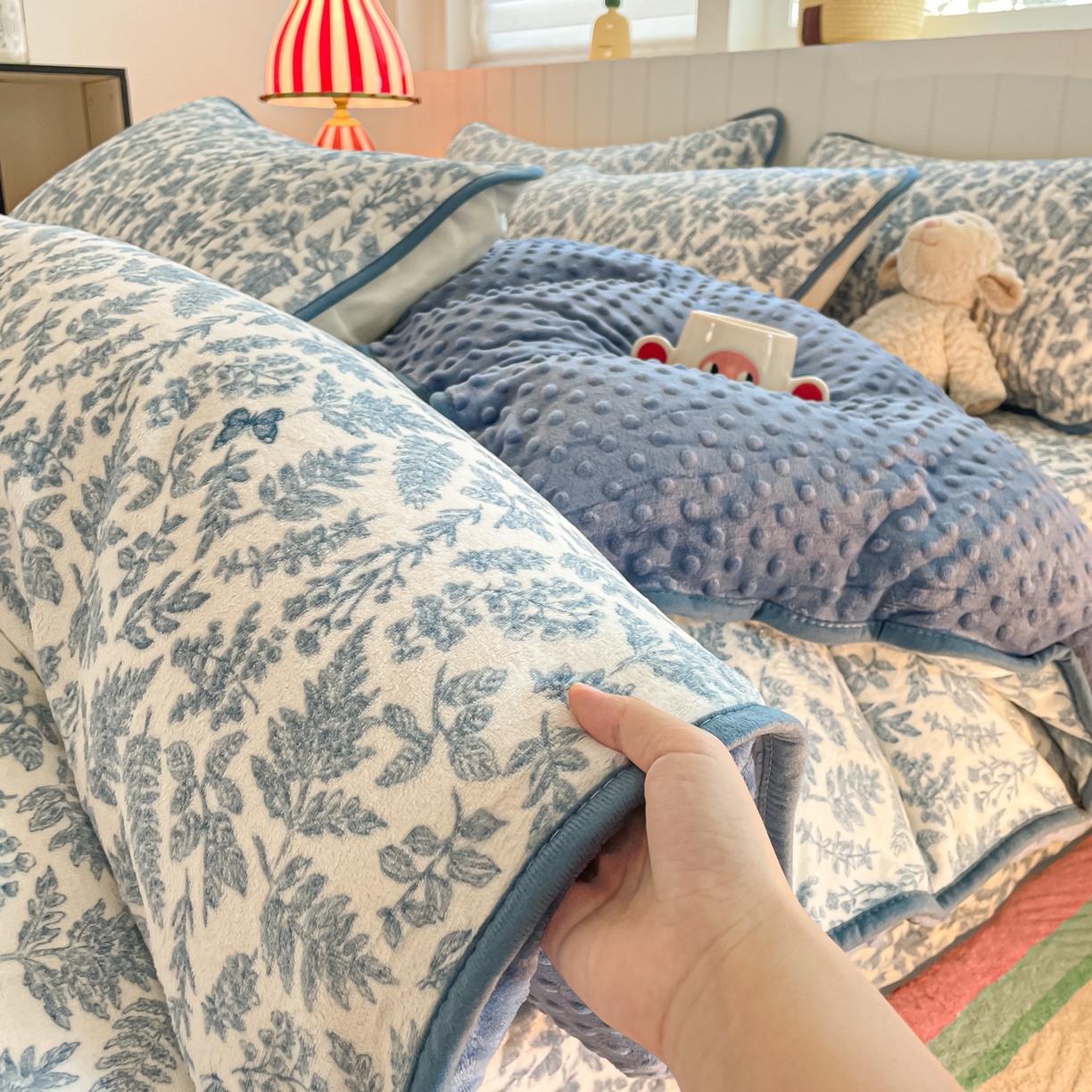 91家纺网 家纺一手货源 找家纺 贝扬思家纺 2025新款高克重牛奶绒豆豆被套床盖四件套-悦心系列 悦心-风沙沙