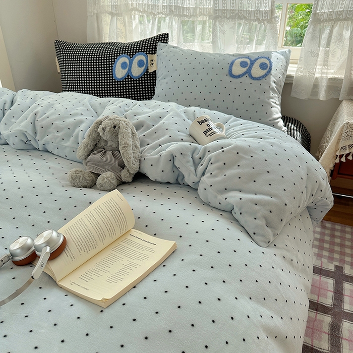 91家纺网 家纺一手货源 找家纺 桃子家居 2025新款A类ins毛巾绣显眼包撞色格子玛卡龙加厚牛奶绒织标四件套-小清新图 绒-显眼包蓝点黑格