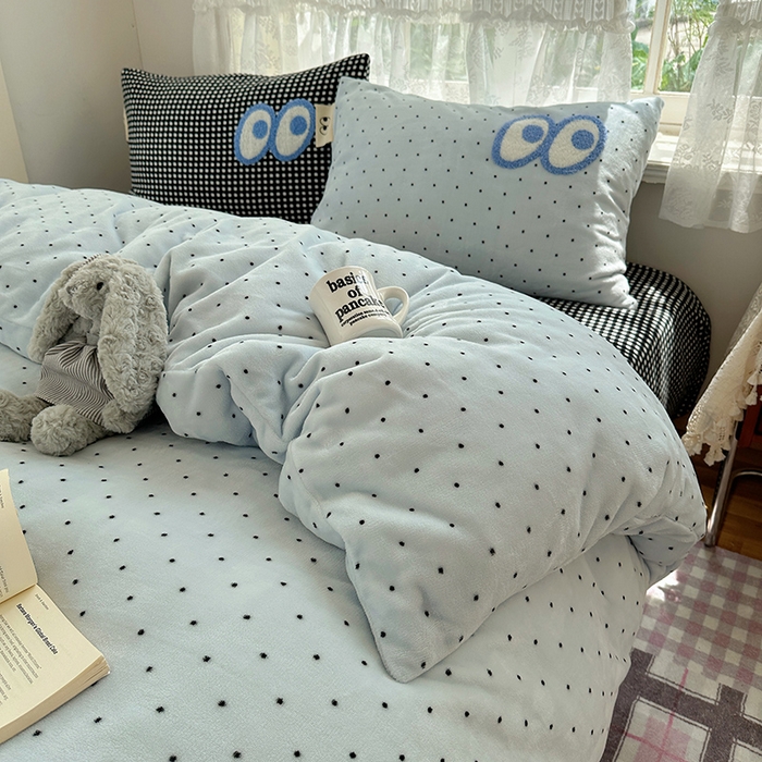 91家纺网 家纺一手货源 找家纺 桃子家居 2025新款A类ins毛巾绣显眼包撞色格子玛卡龙加厚牛奶绒织标四件套-小清新图 绒-显眼包蓝点黑格