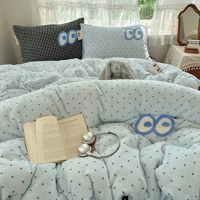 91家纺网 家纺一手货源 找家纺 桃子家居 2025新款A类ins毛巾绣显眼包撞色格子玛卡龙加厚牛奶绒织标四件套-小清新图 绒-显眼包蓝点黑格