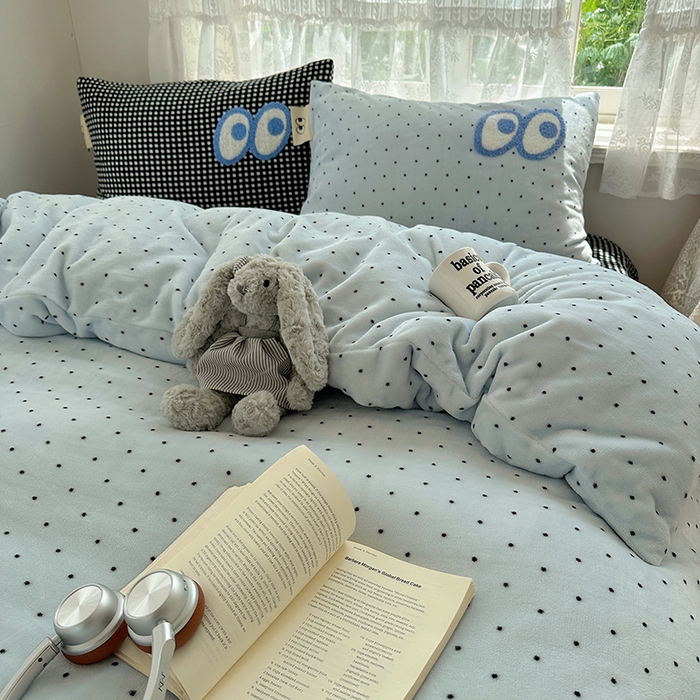 91家纺网 家纺一手货源 找家纺 桃子家居 2025新款A类ins毛巾绣显眼包撞色格子玛卡龙加厚牛奶绒织标四件套-小清新图 绒-显眼包蓝点黑格