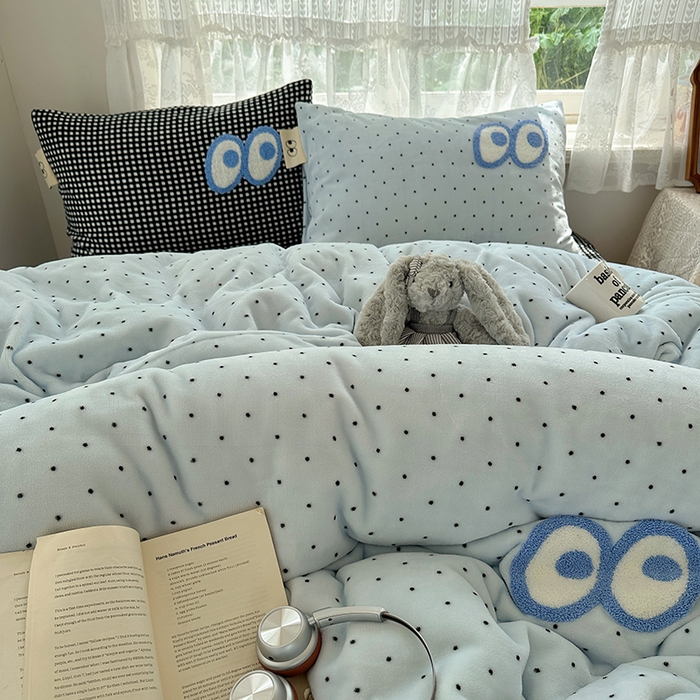 91家纺网 家纺一手货源 找家纺 桃子家居 2025新款A类ins毛巾绣显眼包撞色格子玛卡龙加厚牛奶绒织标四件套-小清新图 绒-显眼包蓝点黑格