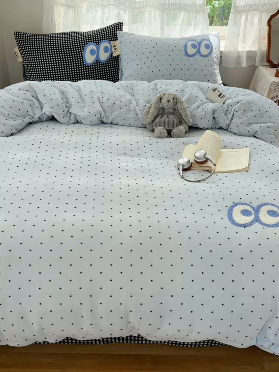 91家纺网 家纺一手货源 找家纺 桃子家居 2025新款A类ins毛巾绣显眼包撞色格子玛卡龙加厚牛奶绒织标四件套-小清新图 绒-显眼包蓝点黑格