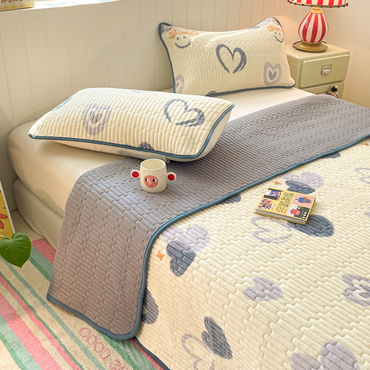 91家纺网 家纺一手货源 找家纺 贝扬思家纺 2025新款高克重牛奶绒豆豆被套床盖四件套-悦心系列 悦心-蜡笔心