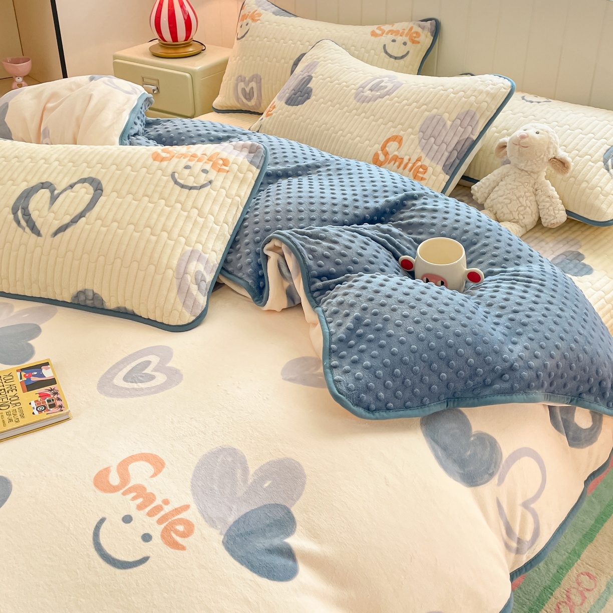 91家纺网 家纺一手货源 找家纺 贝扬思家纺 2025新款高克重牛奶绒豆豆被套床盖四件套-悦心系列 悦心-蜡笔心