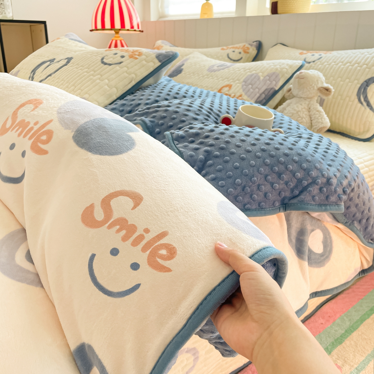 91家纺网 家纺一手货源 找家纺 贝扬思家纺 2025新款高克重牛奶绒豆豆被套床盖四件套-悦心系列 悦心-蜡笔心