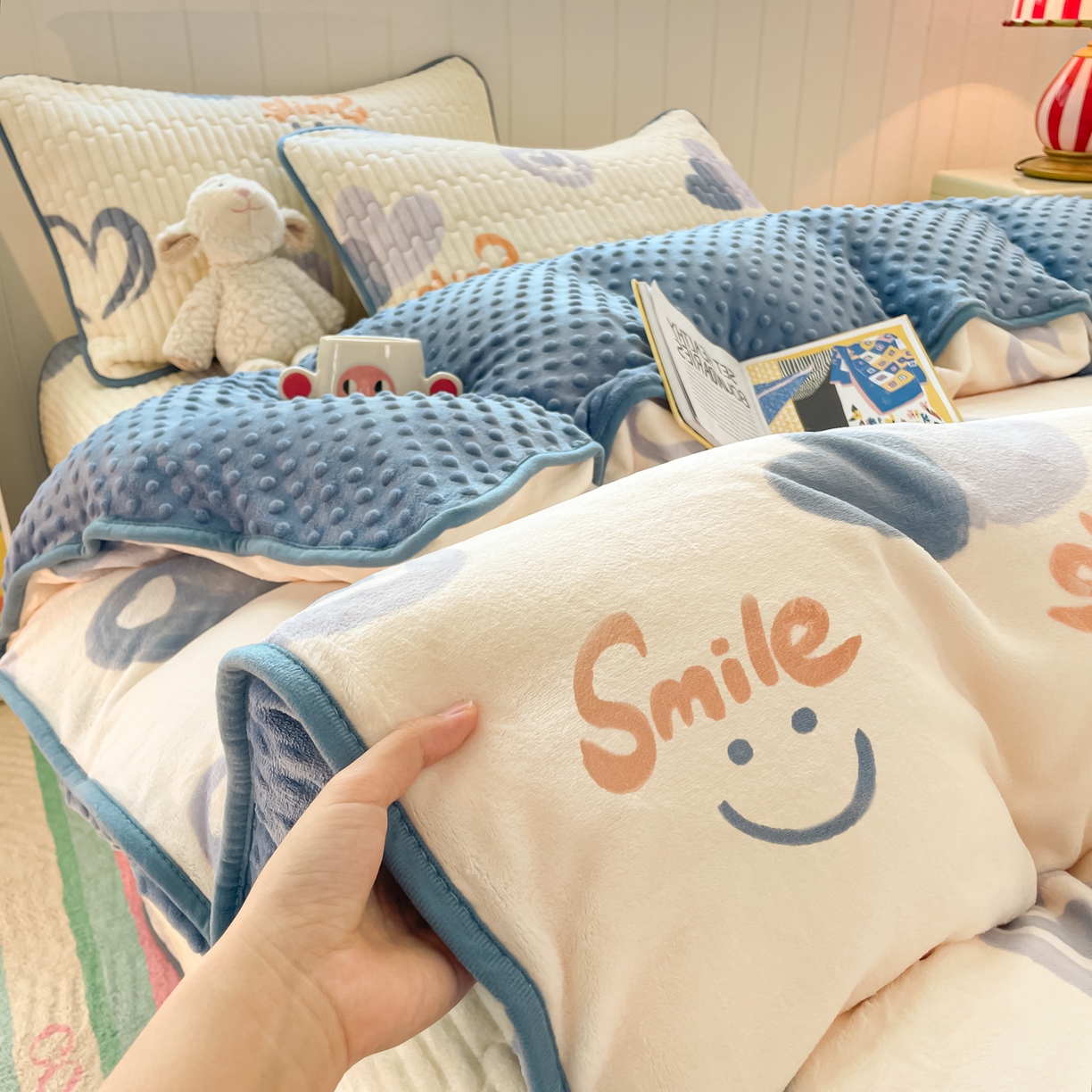 91家纺网 家纺一手货源 找家纺 贝扬思家纺 2025新款高克重牛奶绒豆豆被套床盖四件套-悦心系列 悦心-蜡笔心