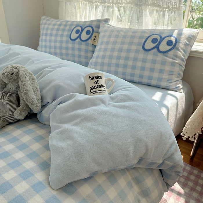 91家纺网 家纺一手货源 找家纺 桃子家居 2025新款A类ins毛巾绣显眼包撞色格子玛卡龙加厚牛奶绒织标四件套-小清新图 绒-显眼包蓝格蓝蓝