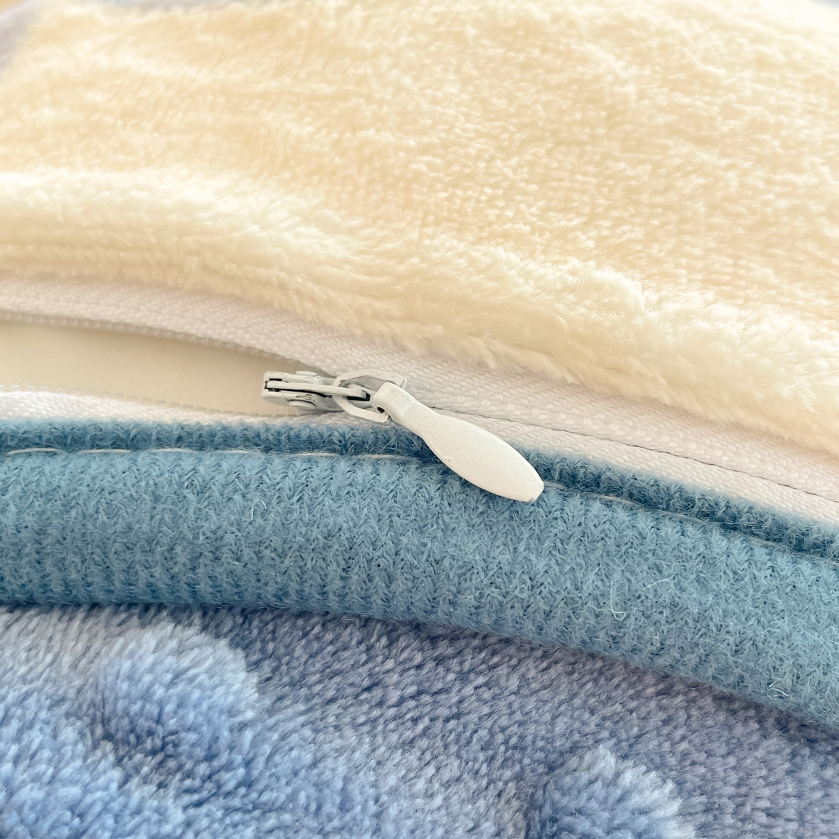 91家纺网 家纺一手货源 找家纺 贝扬思家纺 2025新款高克重牛奶绒豆豆被套床盖四件套-悦心系列 悦心-蜡笔心